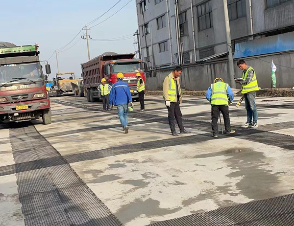 瓜州老材料的新故事：玻璃纤维土工格栅如何在‘白改黑’浪潮中重获新生？